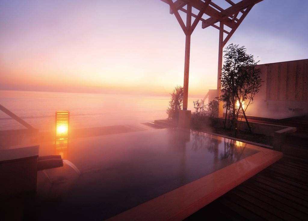 Amane Resort Seikai Beppu Esterno foto A view of the outdoor onsen at the Hoshino Resorts Karuizawa Hika