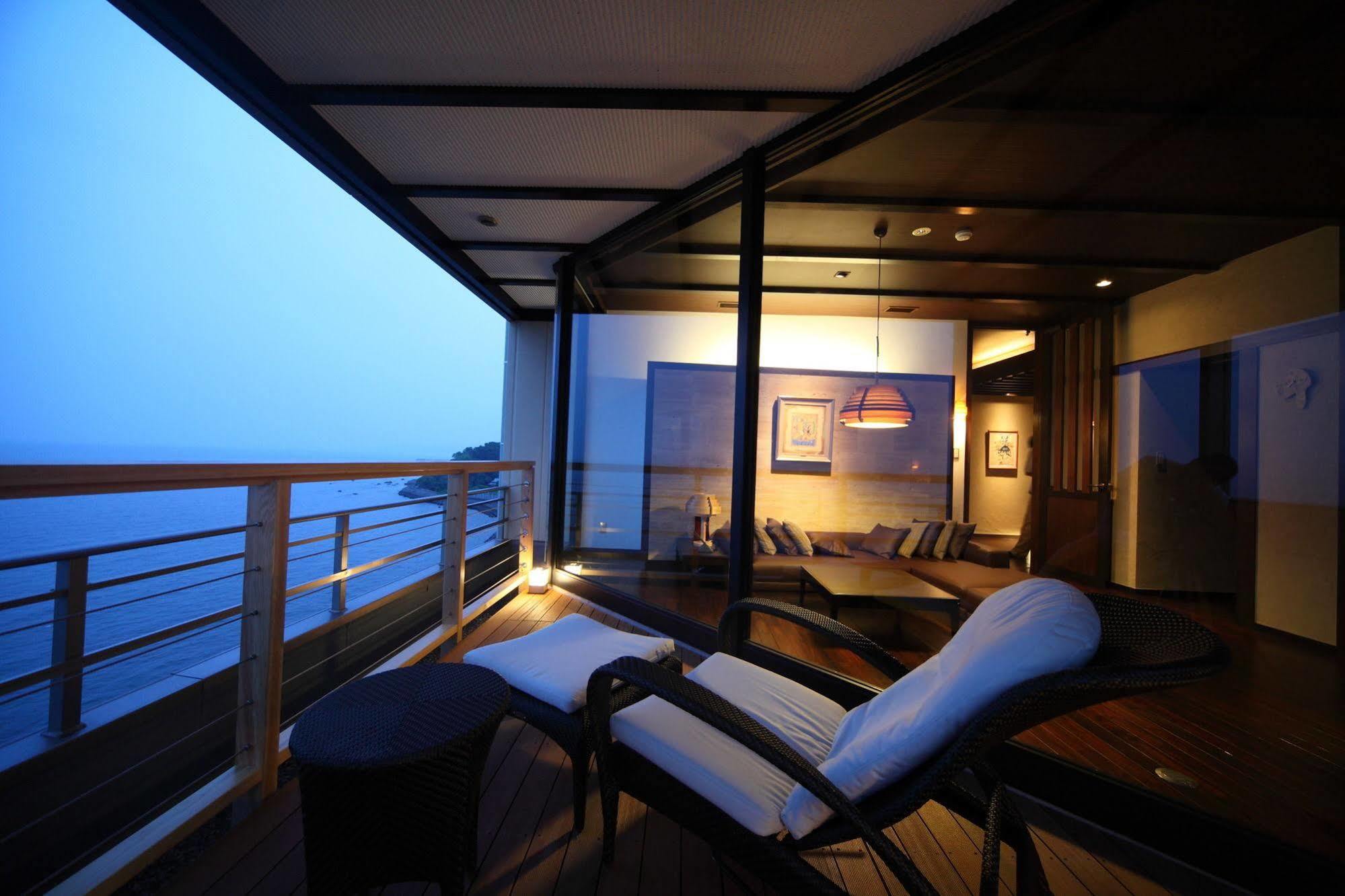 Amane Resort Seikai Beppu Esterno foto The balcony of a suite on the World Voyager